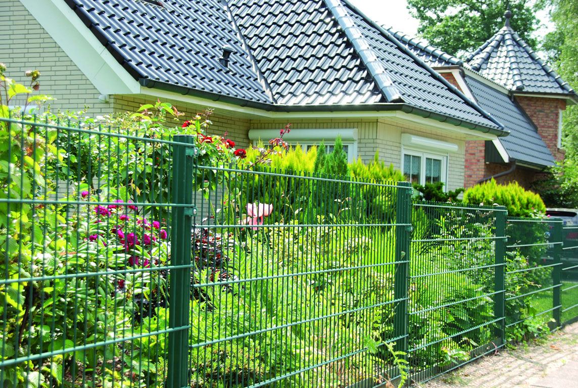 Ambiente mit JERRY Eck-Zaunpfosten RAL 7016 anthrazit