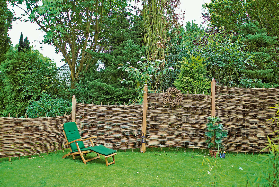 Ambiente mit PABLO Haselnusszaun, stabil