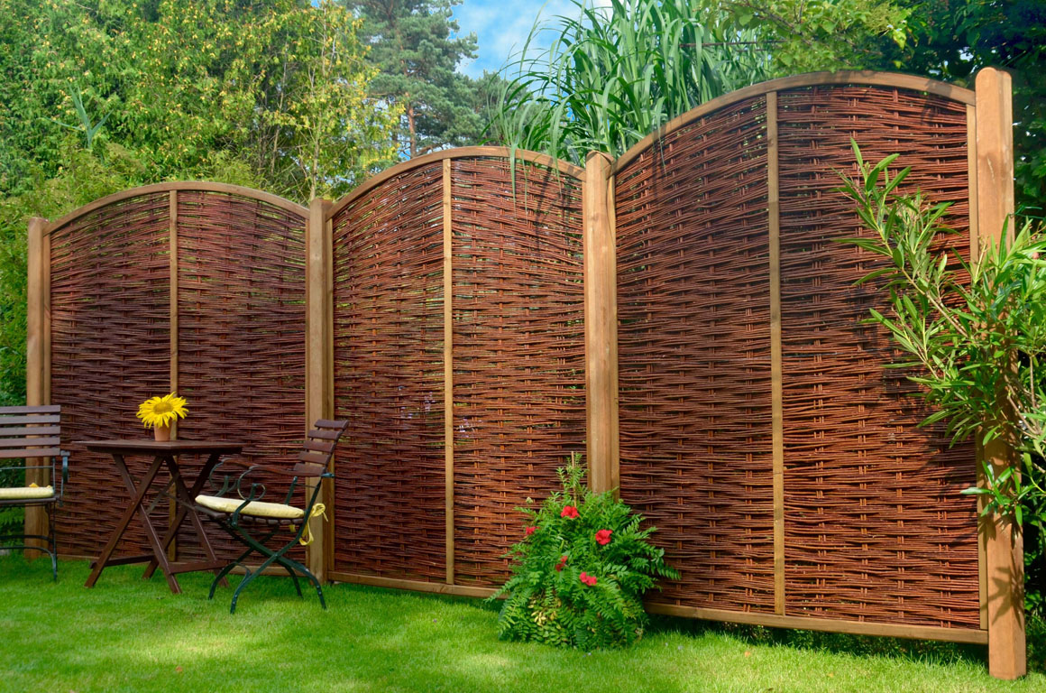 Ambiente mit NABRO Weidengeflechtzaun Bogen