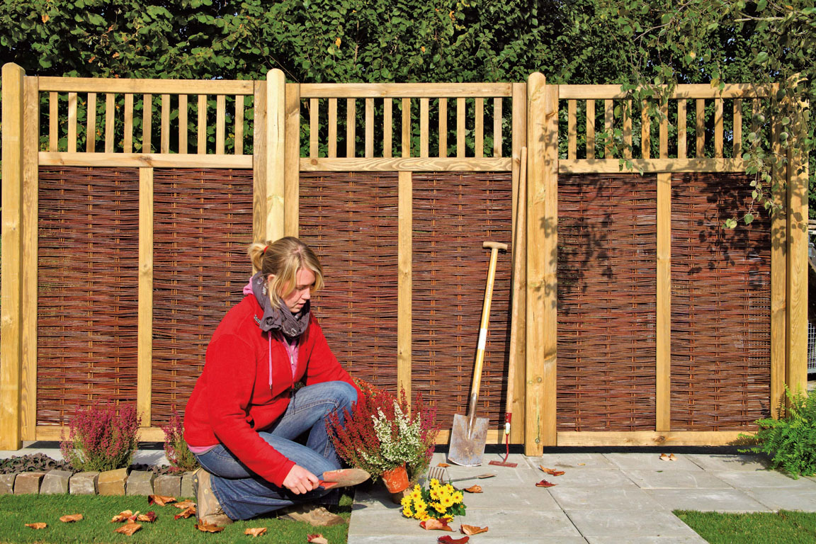 Ambiente mit VESUV Weidengeflechtzaun 120 x 180 cm